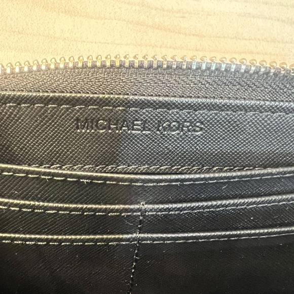 Michael Kors Wallet in excellent condition! - Picture 6 of 8